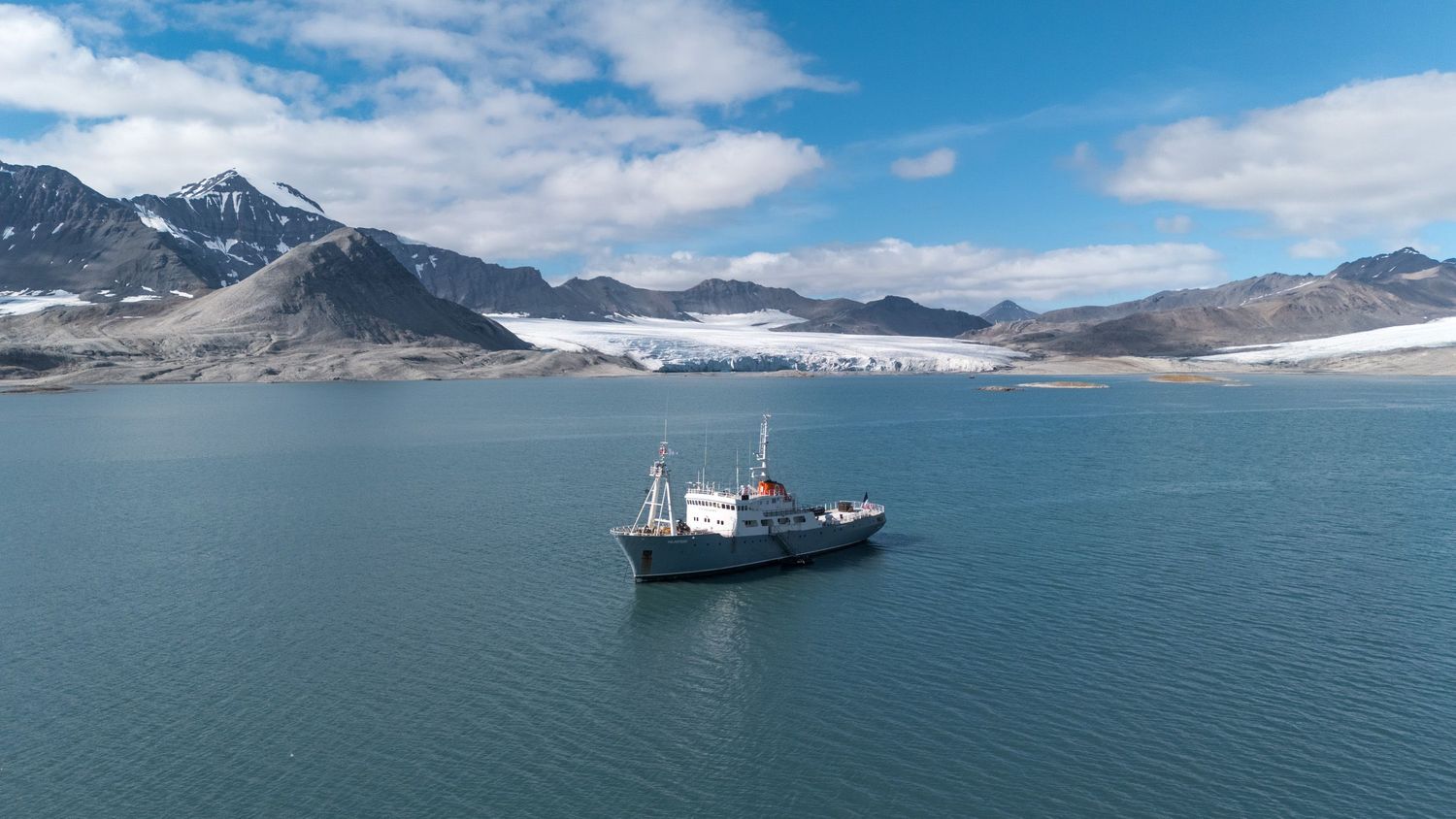Vue aérienne du Polarfront devant un front glaciaire pendant une croisière au Svalbard