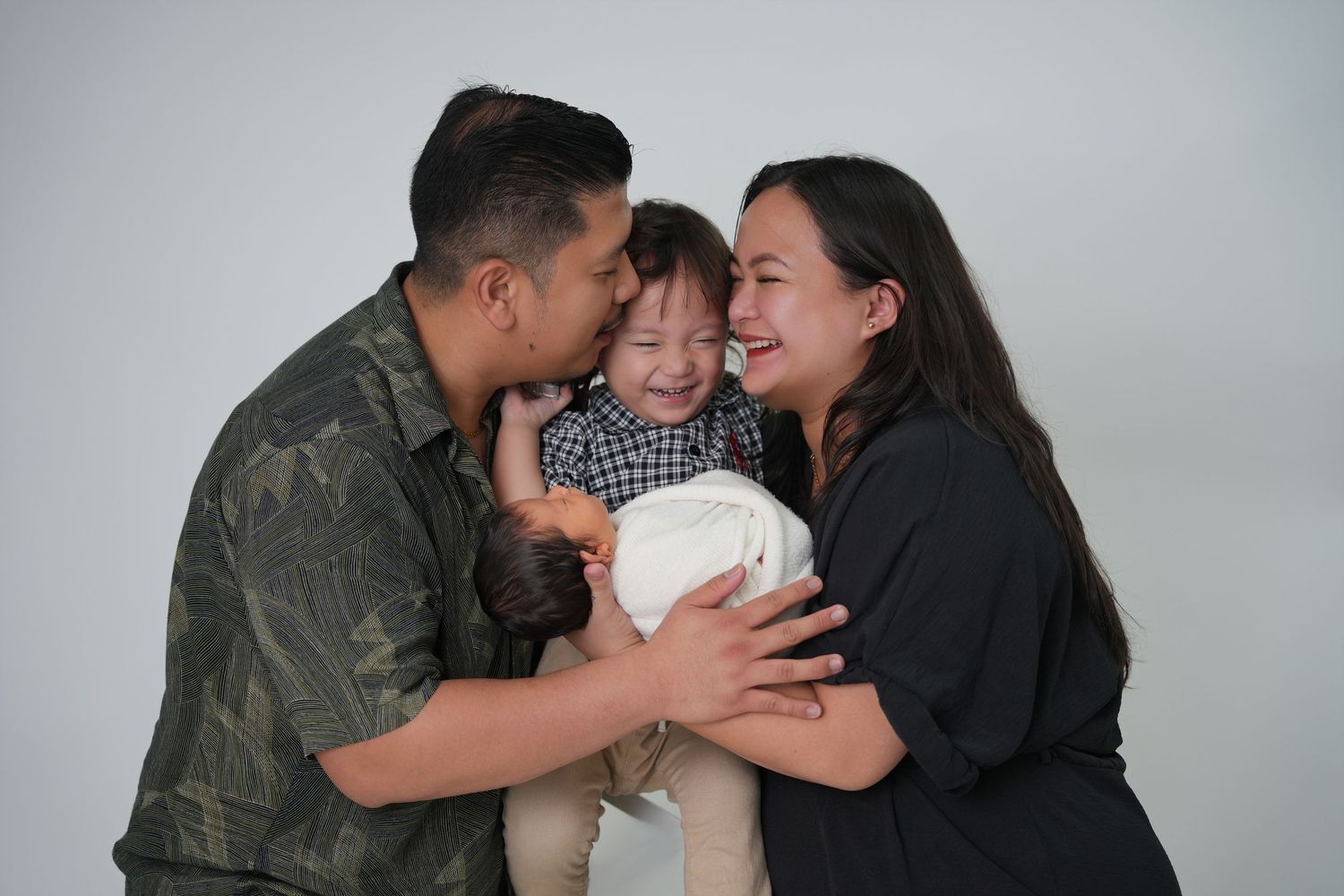 Family photography in Dubai session with parents and baby in neutral outfits, captured by a professional family photographer.