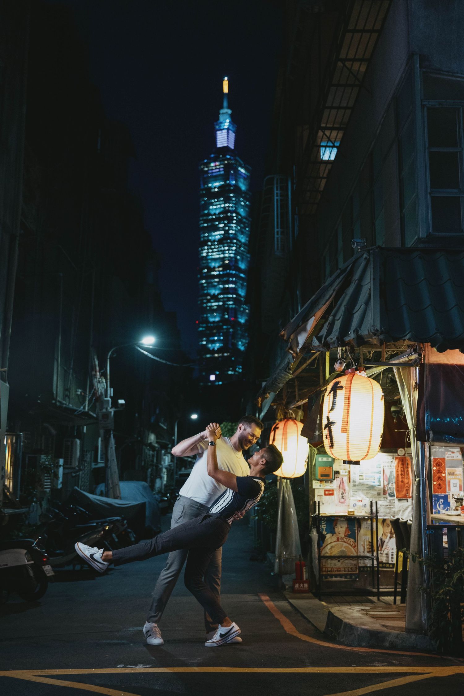 A sweet couple shoot taken at the beautiful Takemura Izakaya with Taipei 101 in the background