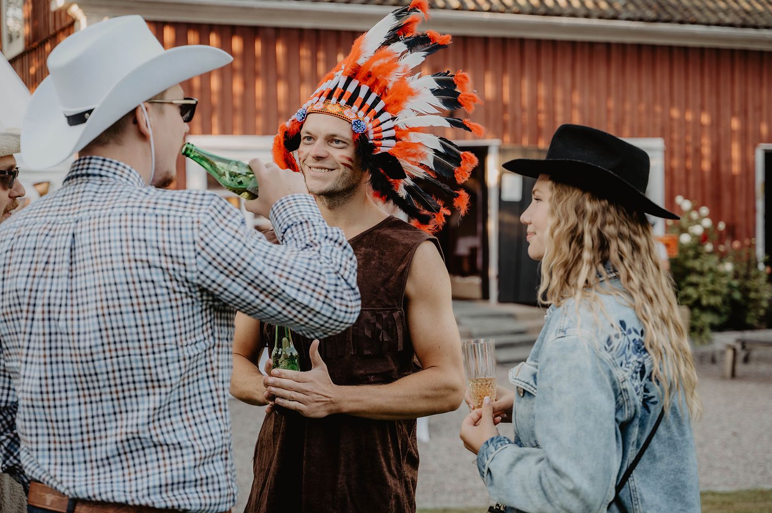 Gäster klädda i western-outfits under cowboyfest, fotograferad av Lets Bloom Media i Finspång, Östergötland.