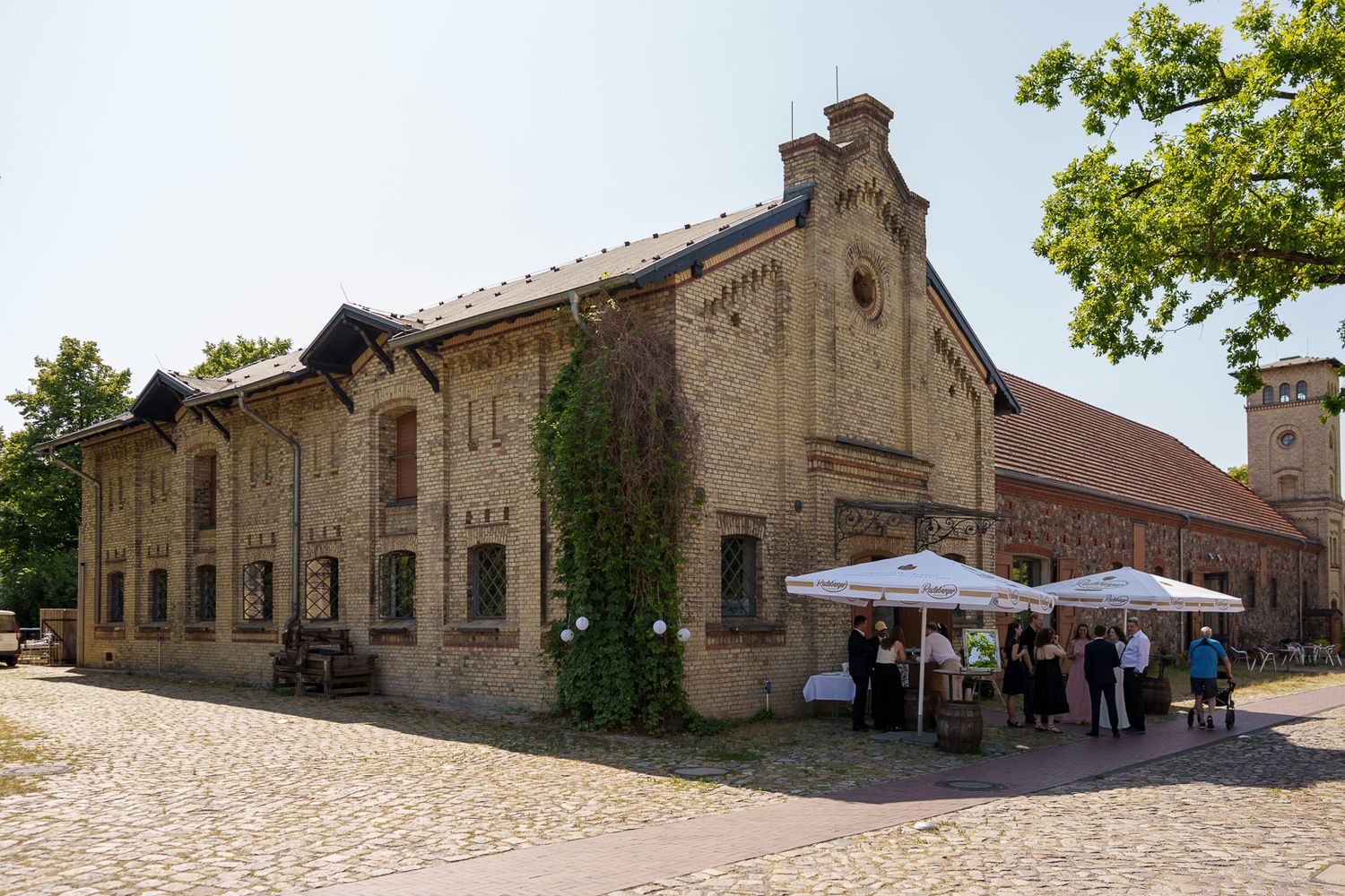 Hochzeit im Ochsenstall Schloss Britz in Berlin-Neukölln – festliche Trauung mit Hochzeitsfotograf