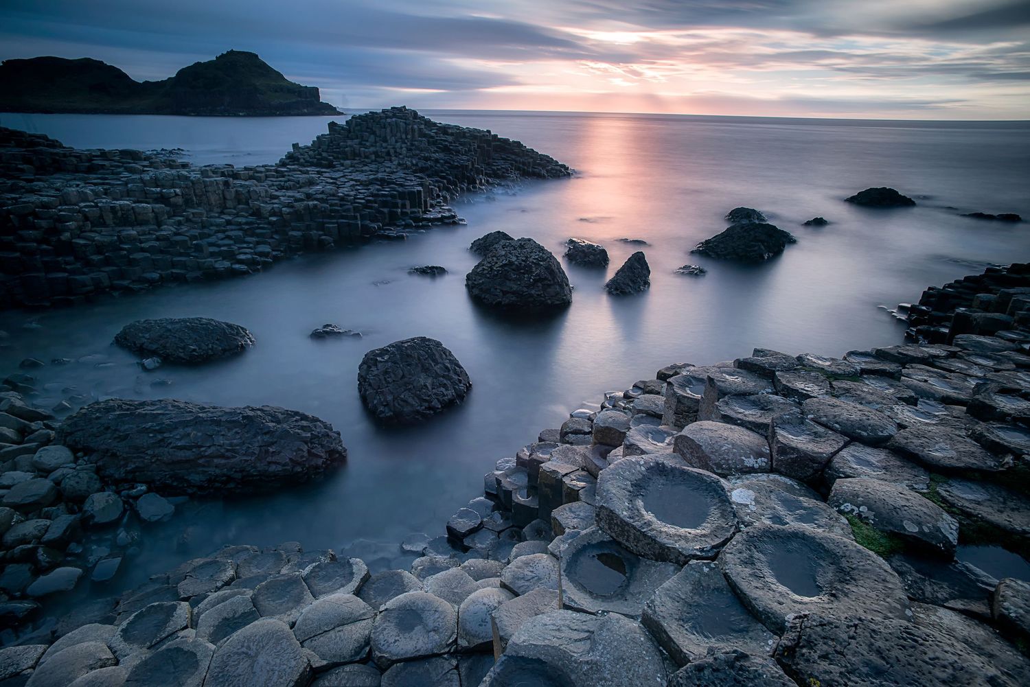 Giant's Causeway Irlanda del Nord al tramonto, colonne di basalto e mare mosso con lunga esposizione.