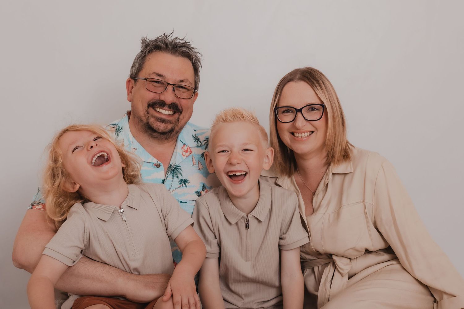 Casual family photo session showing genuine laughter in neutral-coloured clothing. Photographer. Hull. East Yorkshire. Photography