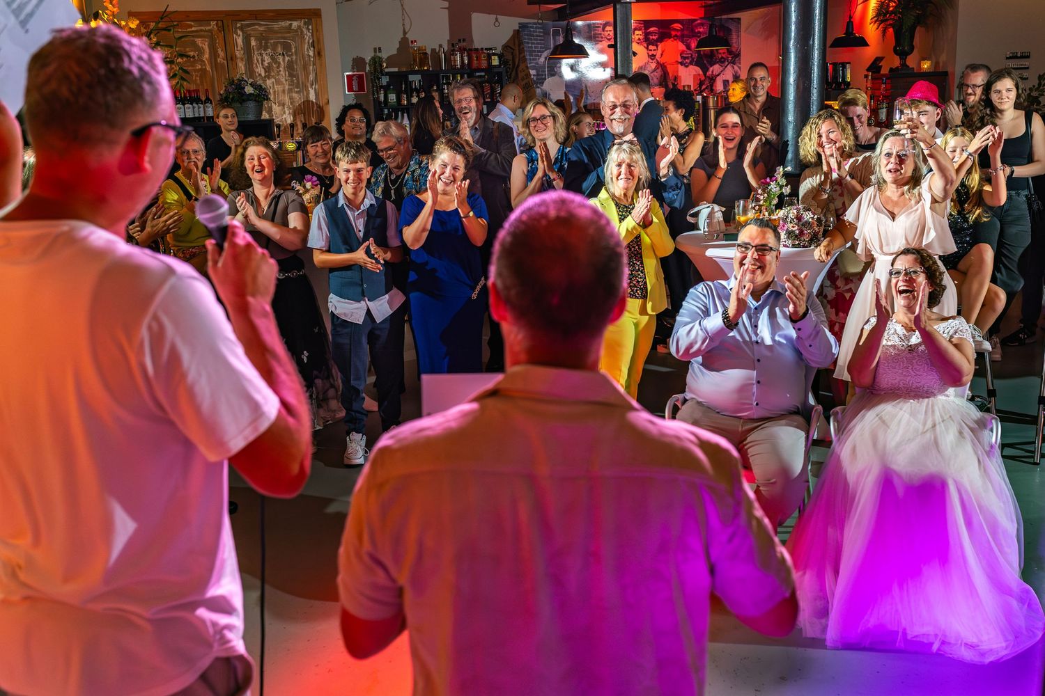 trouwreportage bruiloft roast. Er wordt hard gelachen, tranen van het lachen tijdens het feest in de Stoomhal in Wormer Noord-Holland