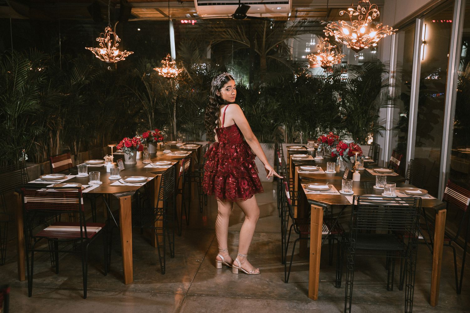 Retrato crudo y cinematográfico de la 15 añera durante su exclusiva cena de cumpleaños, capturada con pure finessing.