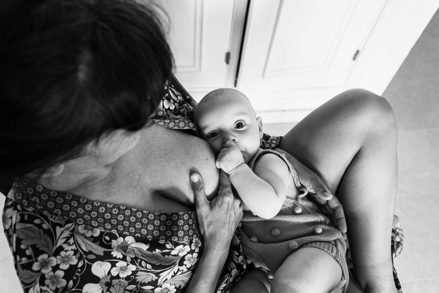 An intimate black and white portrait capturing a tender moment of bonding with a baby.
shooting lactancia sevilla
fotógrafa de familia sevil