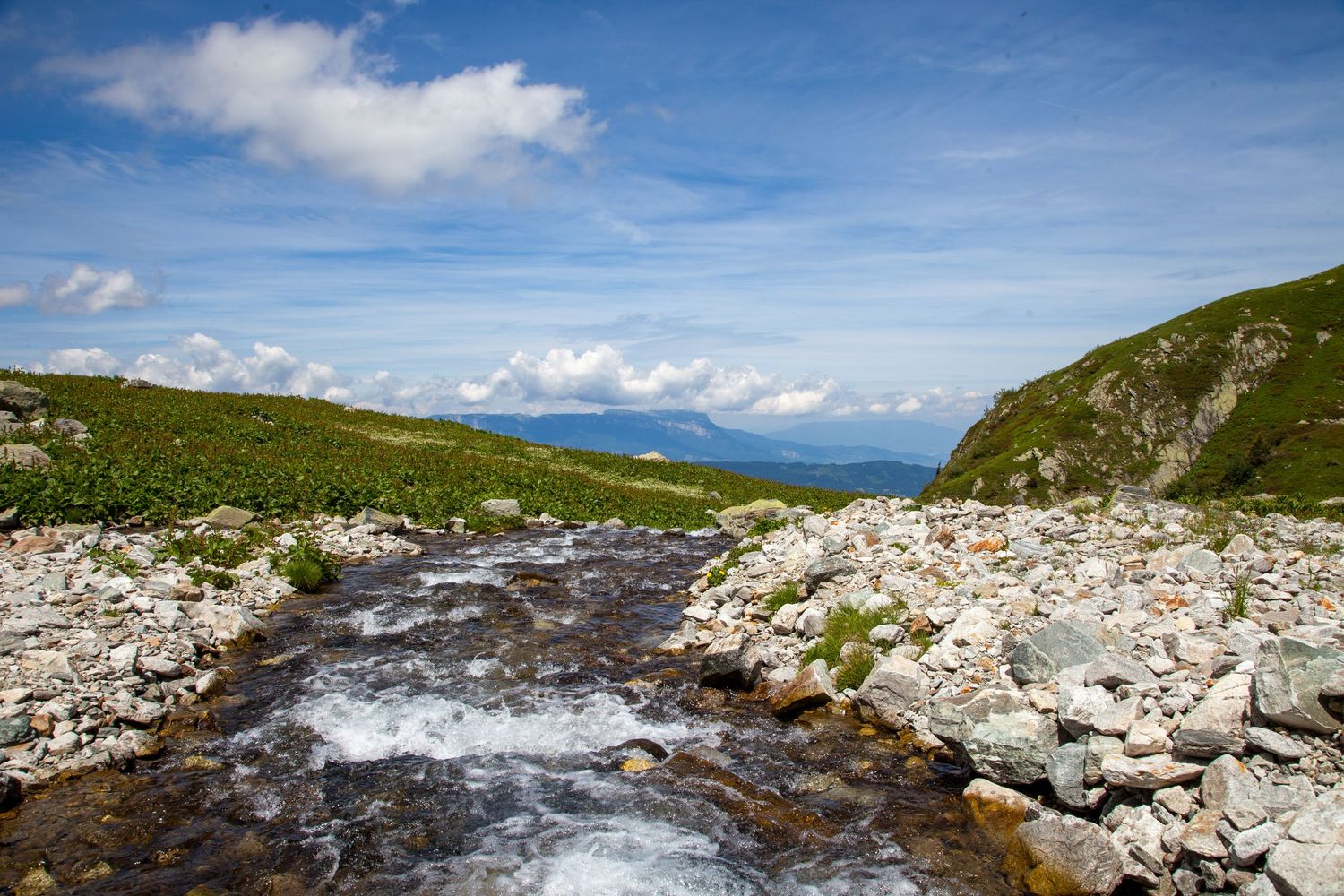 Vue sur le Mont Granier depuis le Massif de Belledonne. Une rivière coule au premier plan.