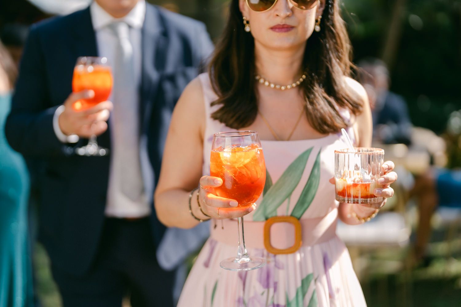 Cocktail hour interactivo en Jardín Finca Paraíso; fotografía de boda editorial por Luiz del Rio para novios en Morelos y Guadalajara
