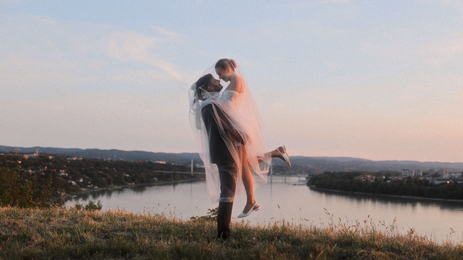 Otkrijte kako Petrovaradinska tvrđava pretvara svaki svadbeni film u bezvremenu priču punu emocija i elegancije.
