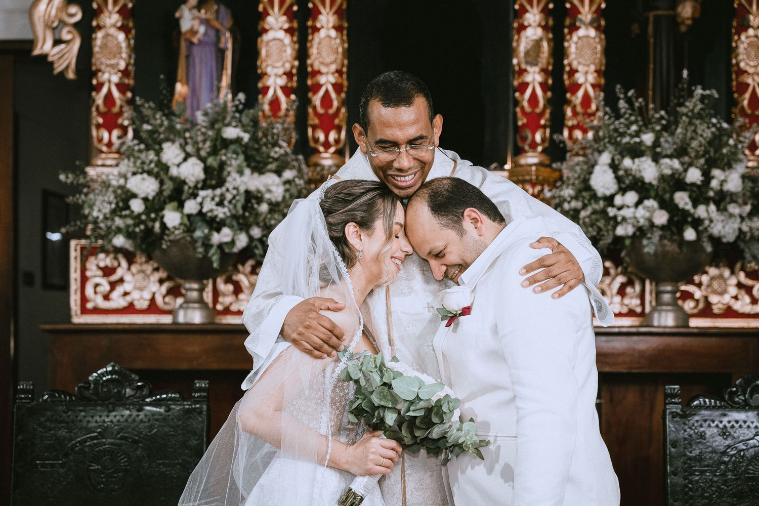 Primer beso de los novios a la salida de la Iglesia de la Plaza Alfonso López. Dirección de arte y pure finessing.