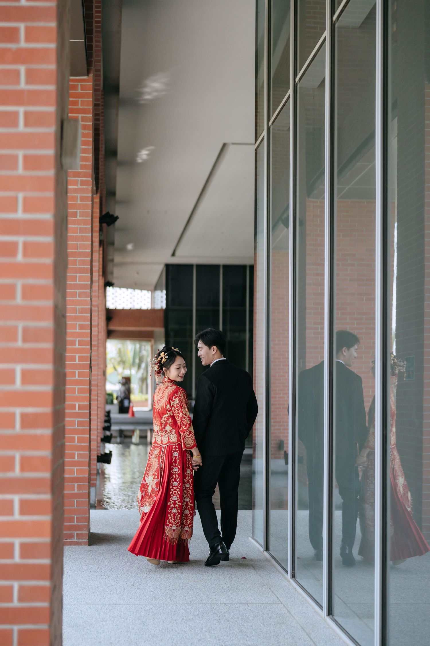 台南福爾摩沙遊艇酒店婚禮攝影,記錄完整台灣傳統婚禮儀式與晚宴流程,包含秀禾服、奉茶、迎娶、下車、拜別父母、丟扇子、新人進場、父母擁抱與敬酒。渴望影像以自然明亮、溫暖細膩的婚禮攝影風格,完整保存新人與家人真實互動,提供台南、高雄及全台婚攝服務。