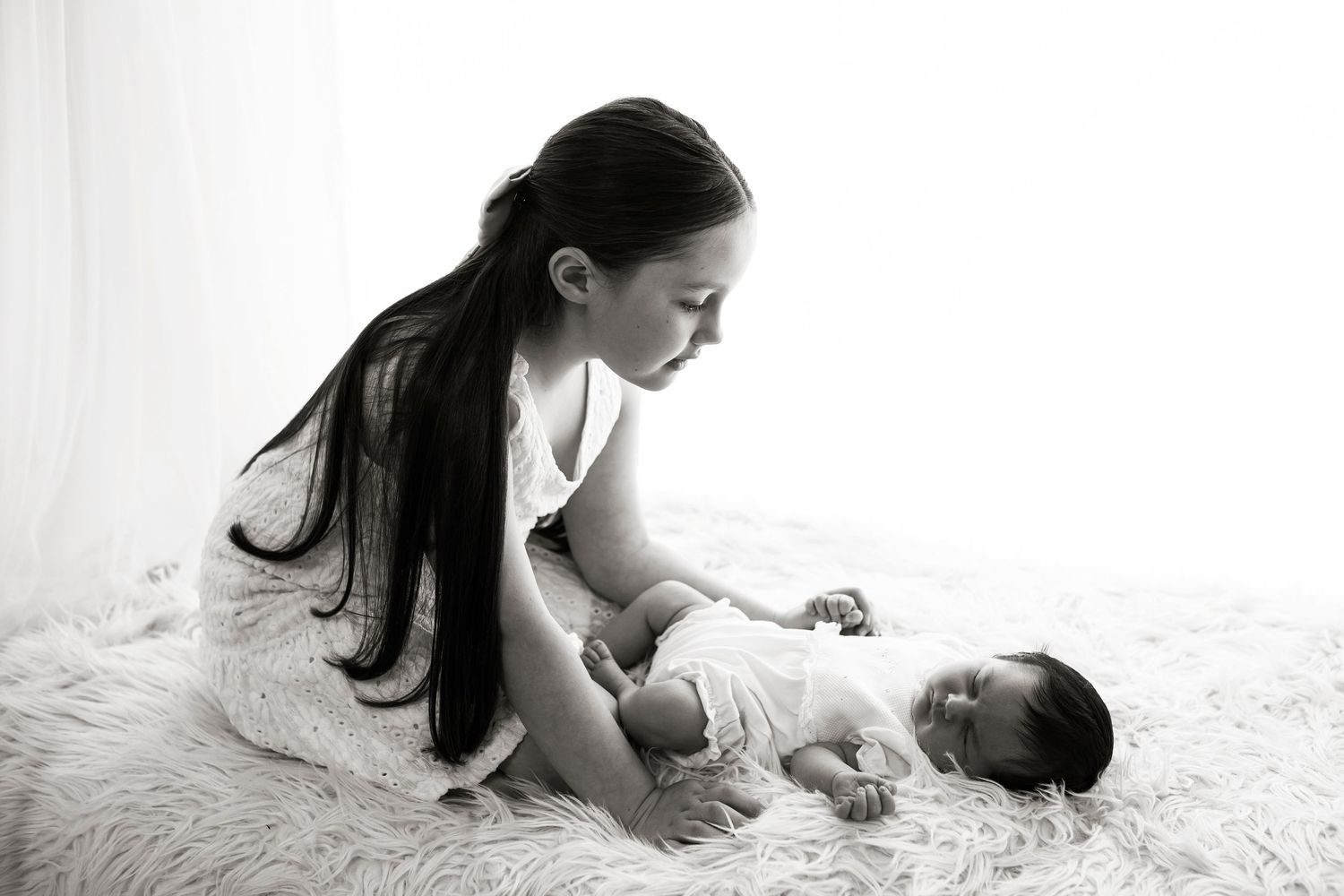 Big sister and newborn baby photoshoot by Little Wonderland Photography widnes cheshire near warrington, st helens runcorn liverpool.