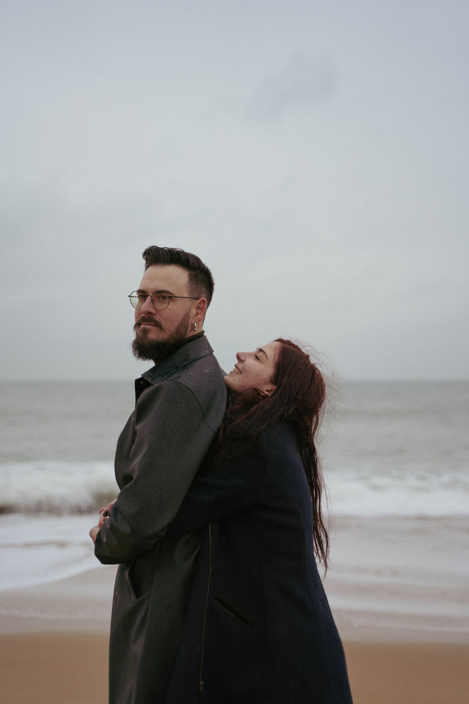 Séance Couple sur une plage en Vendée photographié par une photographe elopement en France