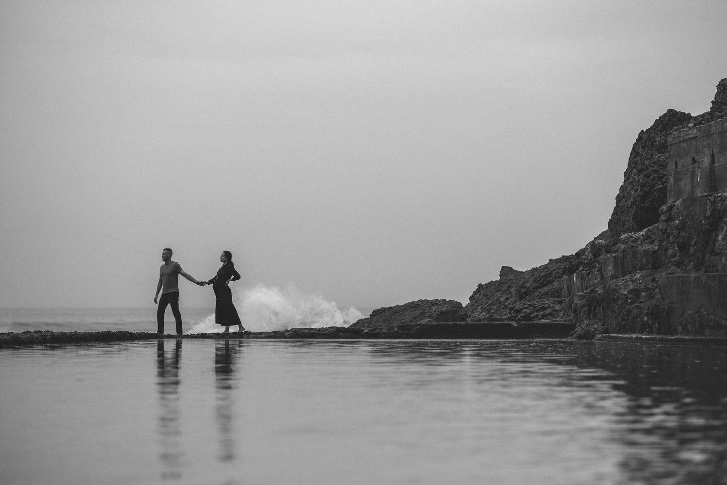Natural and intimate pregnancy session near Lisbon, capturing the beauty of a couple expecting their first child
