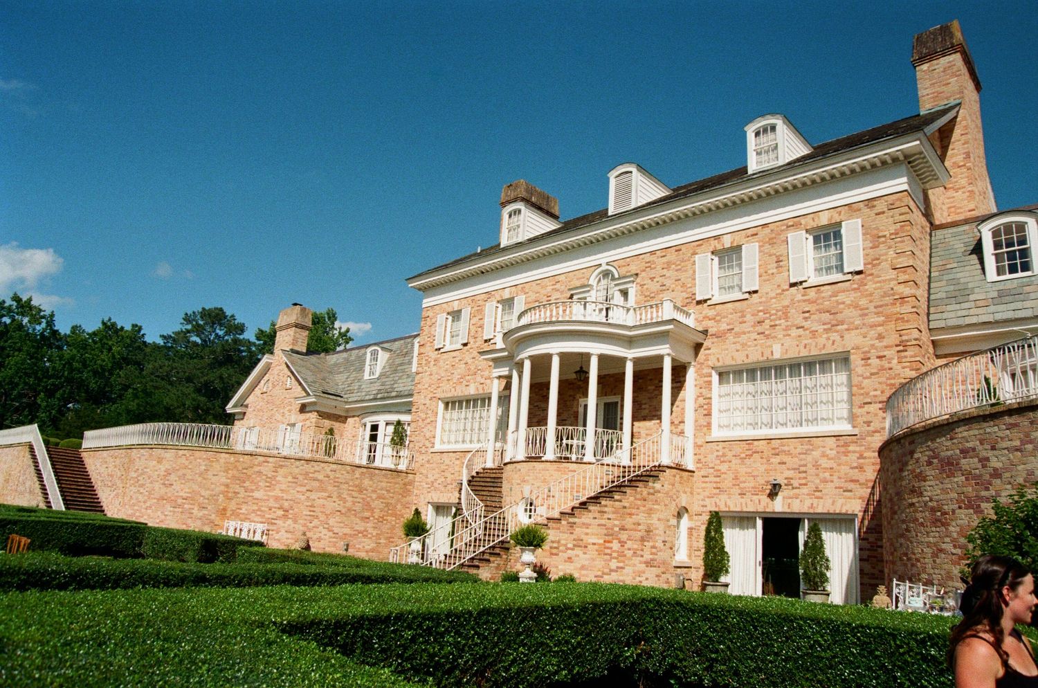 Historic Monticello mansion exterior features a continuous panoramic view of its neoclassical architecture and landscaped grounds.
