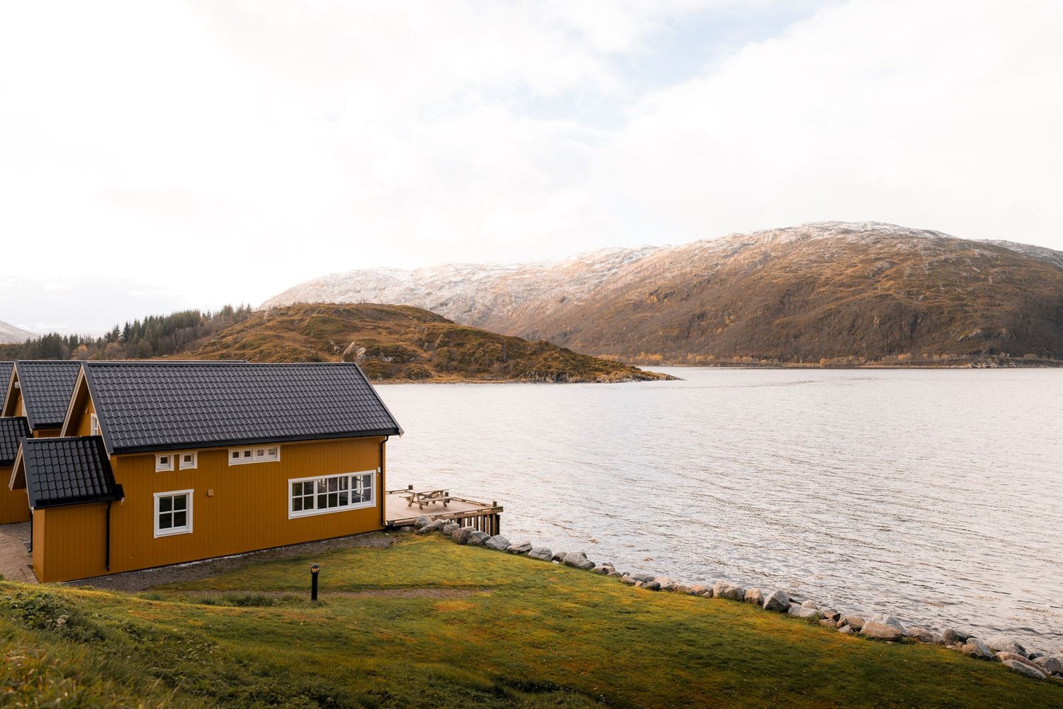 lauklines avec tous ses rorbu au bord du fjord proche de tromso en automne