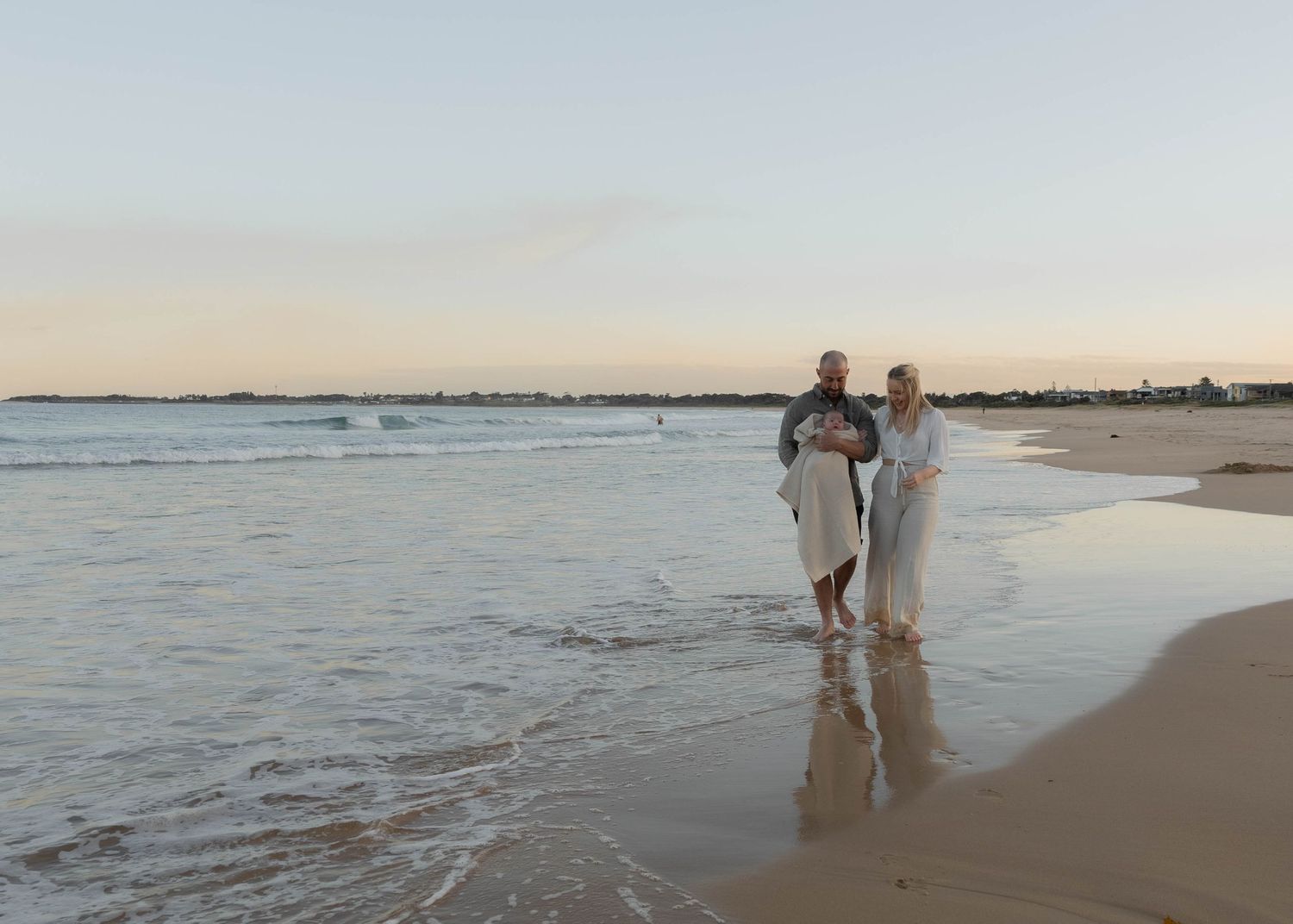 Sunset newborn photoshoot at Woonona Beach – Soft, golden-hour baby photography in Wollongong by Lovers and Bubs. Timeless and great value.