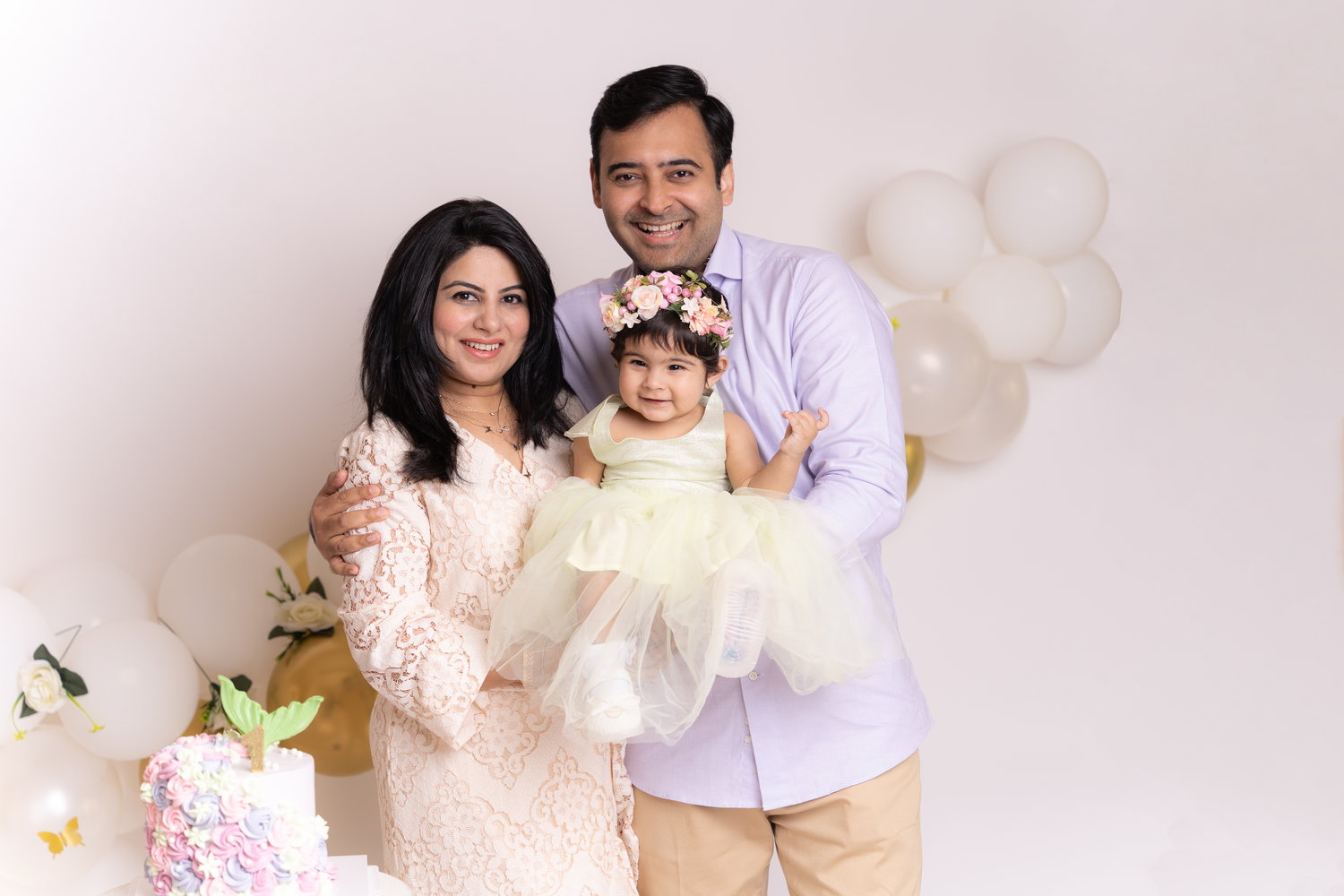 Professional photographer Dubai capturing maternity, newborn and cake smash photoshoot moments