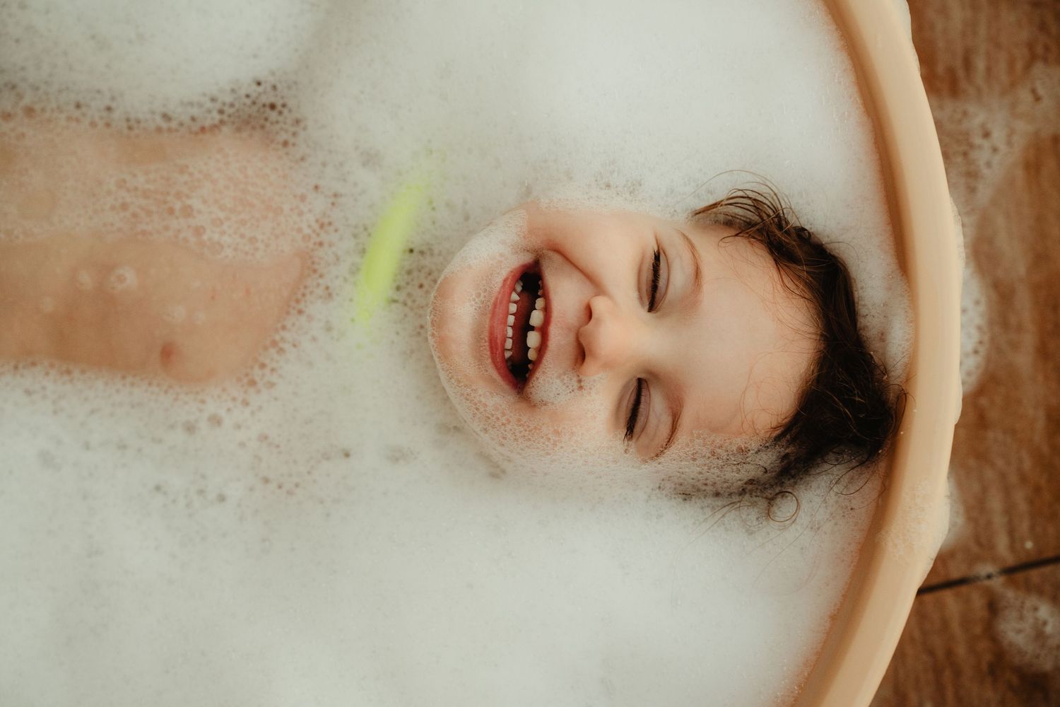 Family photoshoot in abu dhabi bubble bath photographer