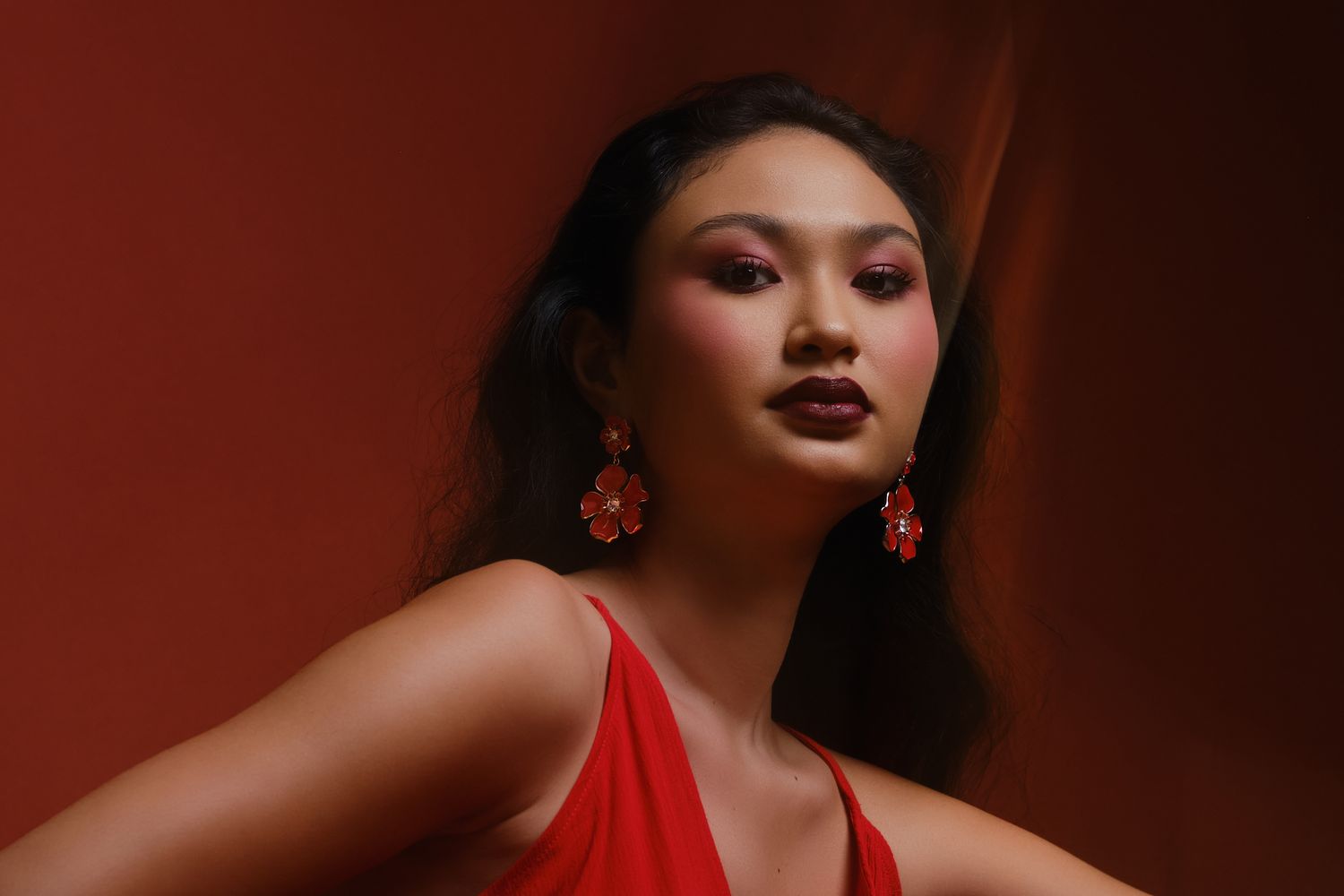 Portrait photo en studio sur fond rouge