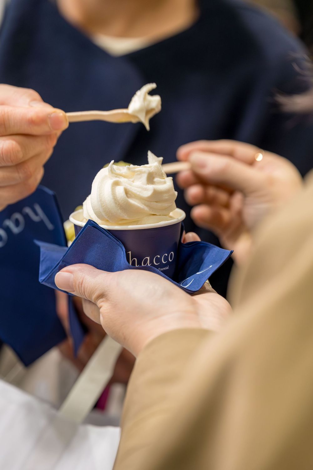 Photo de chute de sucre glace réalisée par Mélanie Rousselle, styliste et photographe culinaire basée en Ile de France