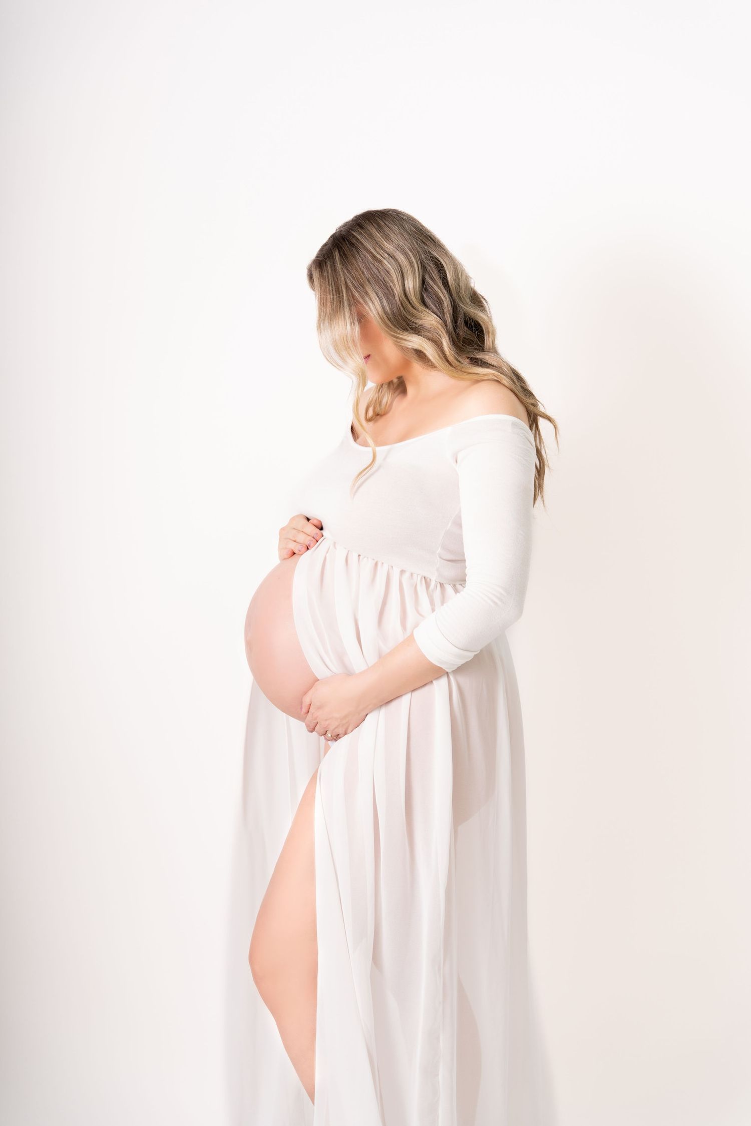 Elegant maternity photoshoot captured by a professional Maternity Photographer In Dubai
