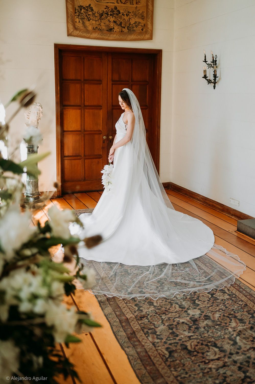Cami y Robert durante su boda al aire libre.