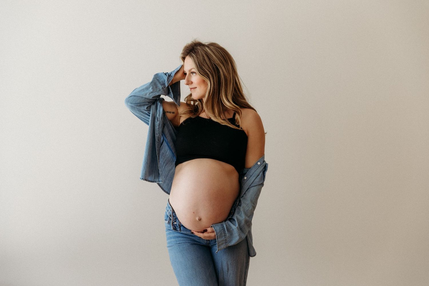 Cleveland maternity photographer capturing in-home pregnancy portraits