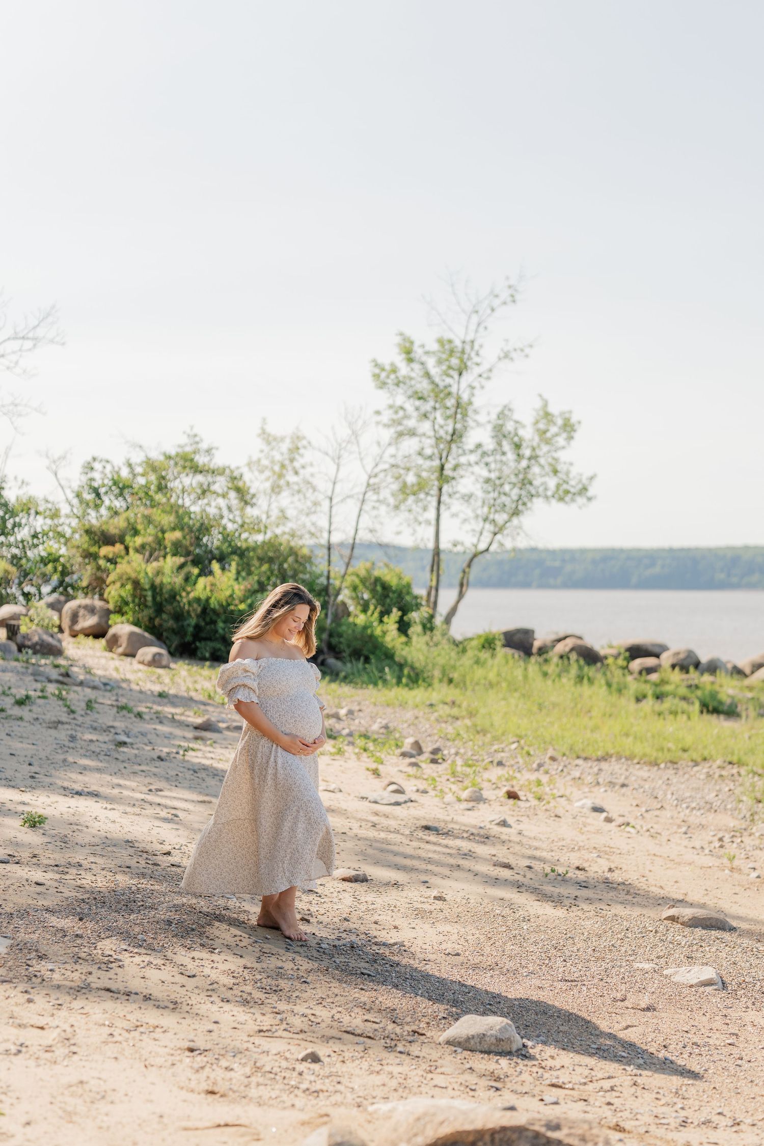 Séance photo grossesse extérieure à Saint-Augustin, future maman sur la plage avec une robe somptueuse de la garde-robe cliente