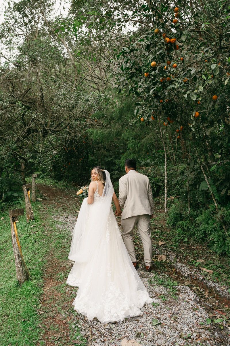 Retrato de boda en el bosque de Xalapa, Veracruz; ceremonia cristiana en Gotas de Luna capturada por Luiz del Rio para novios de Guadalajara