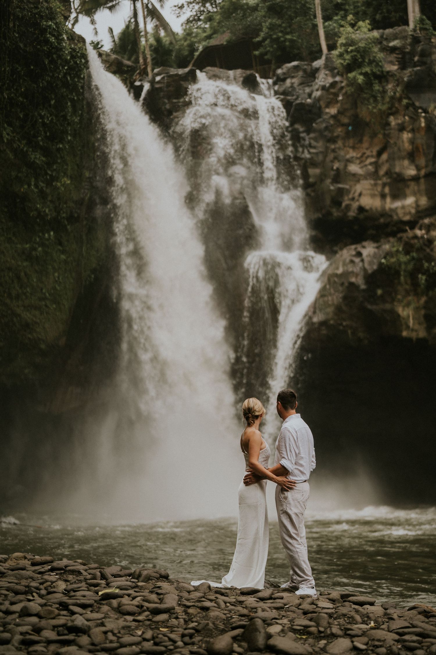 Romantic couple photoshoot at Tegenungan Waterfall.