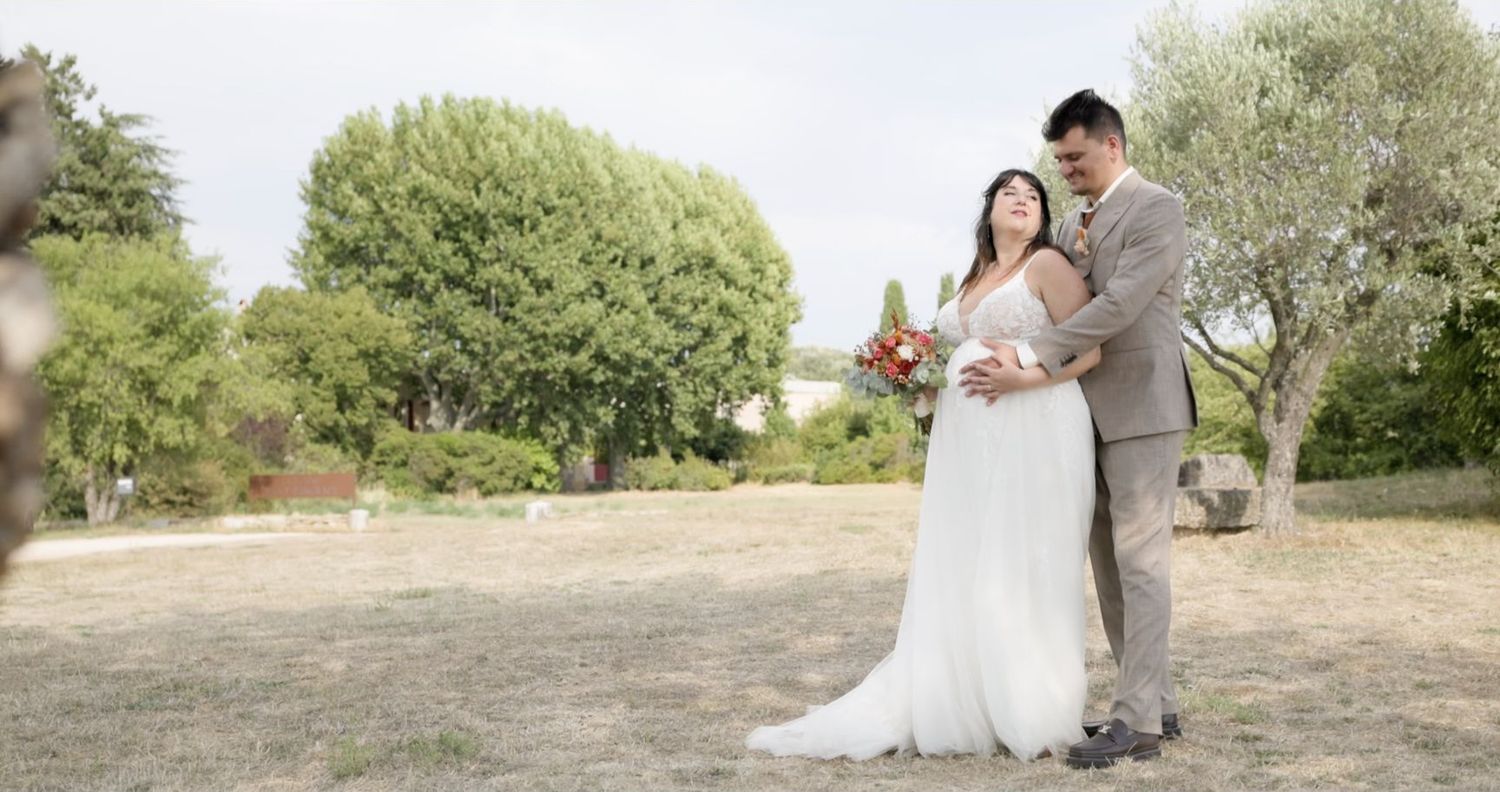 Justine et Ludovic enlacés dans un jardin, image extraite de leur film de mariage à Puyloubier et au Château de Roquefeuille.