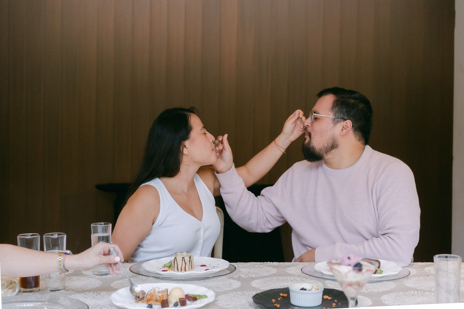 Detalle de degustación de menú en Benavento Guadalajara; fotografía de pre-boda editorial para Gena y Nick por el fotógrafo Luiz del Rio.