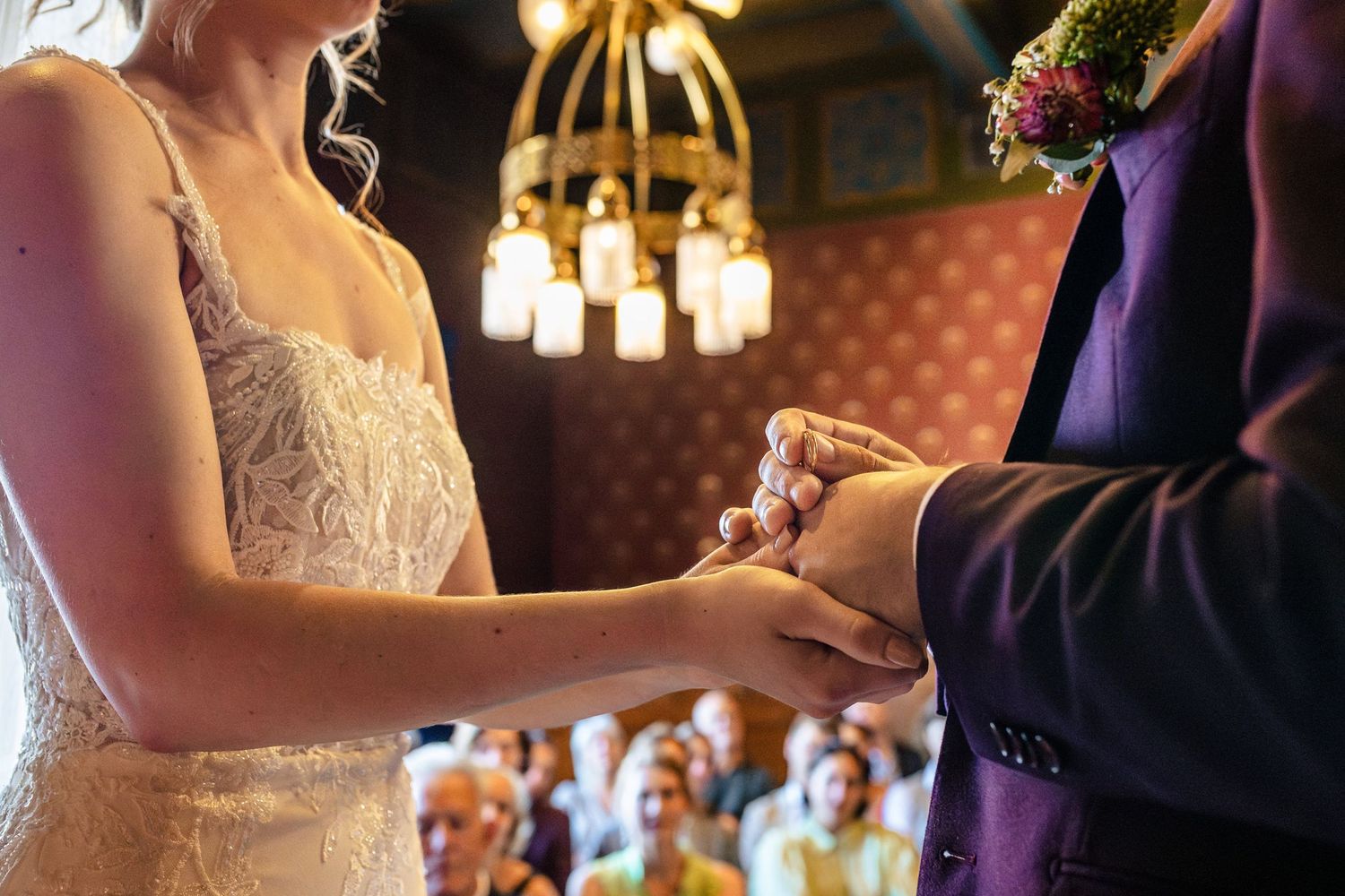 Het ringenmoment tijdens de ceremonie van een bruiloft in Amsterdam