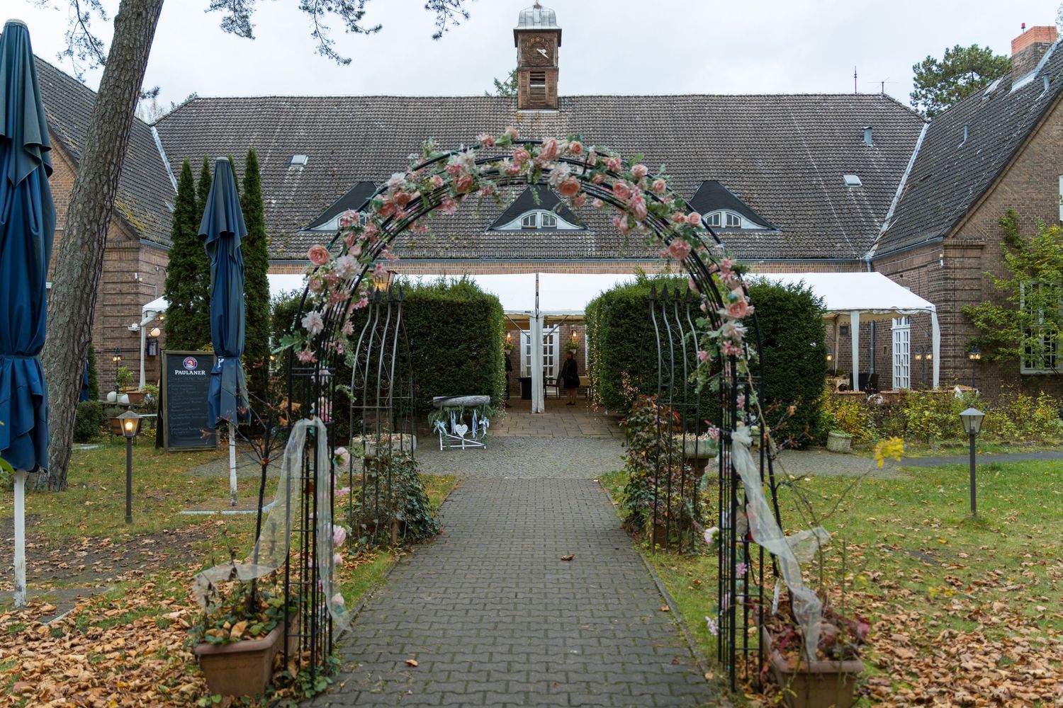Landhaus Hubertus eleganteste Hochzeitslocation im Berlin. Alle Infos zur Freien Trauung, Kapazität & Reportage-Tipps.
