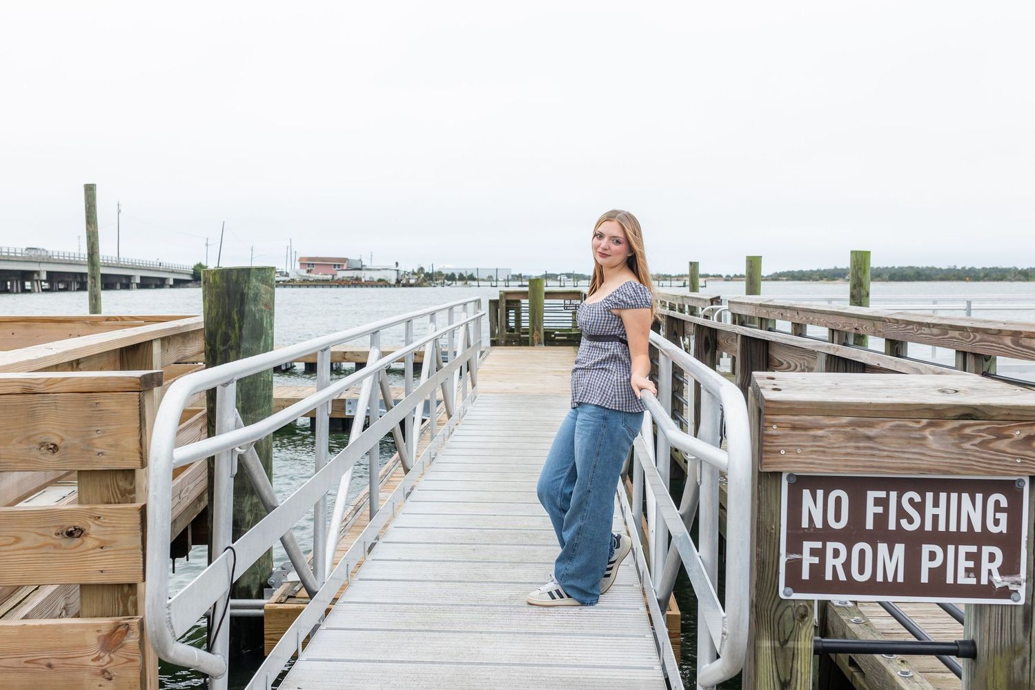 family photographer outdoor in swansboro near Emerald Isle, Hubert, and CAPE CARTERET. best affordable senior photography studio.