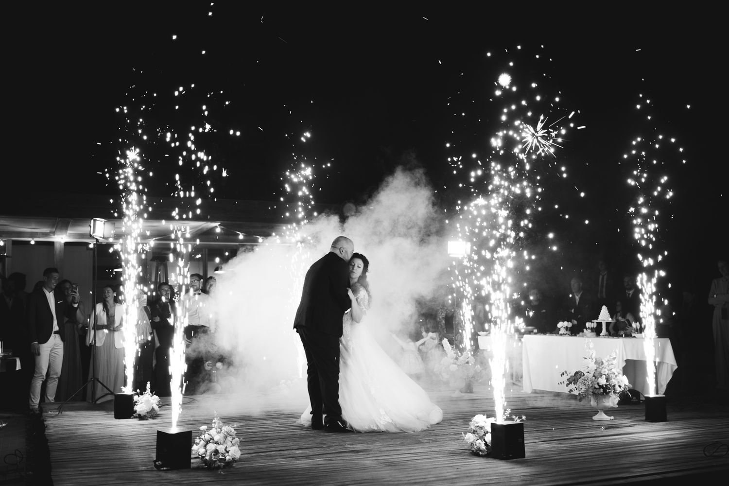 Fotografo in Liguria: gli sposi ballano in mezzo alle sparkular il giorno del matrimonio a Diano Marina, in provincia di Imperia.