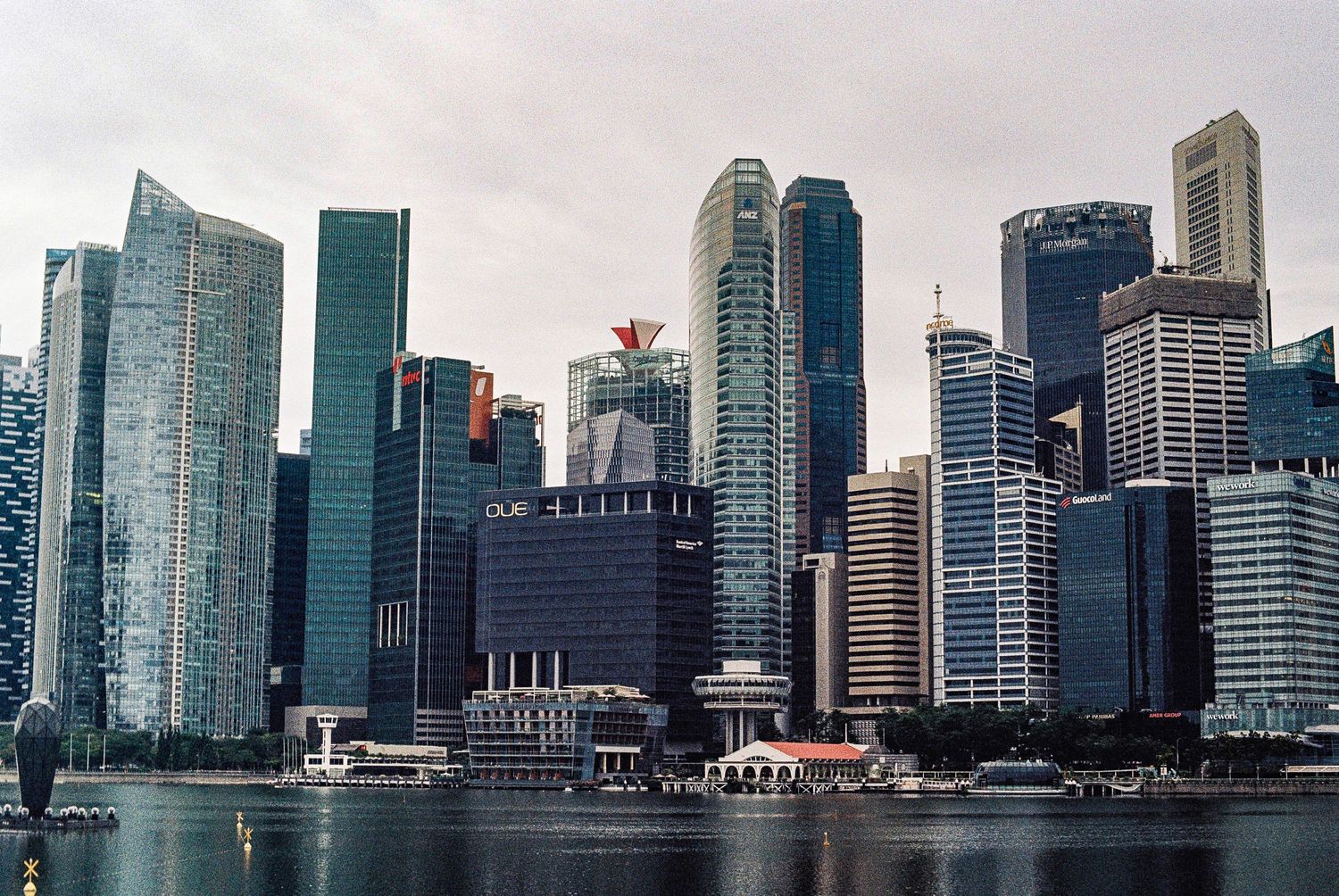Best time to visit Singapore, Weather and Seasons explained for travel Singapore. Gleaming skyscrapers reflected in Marina Bay.