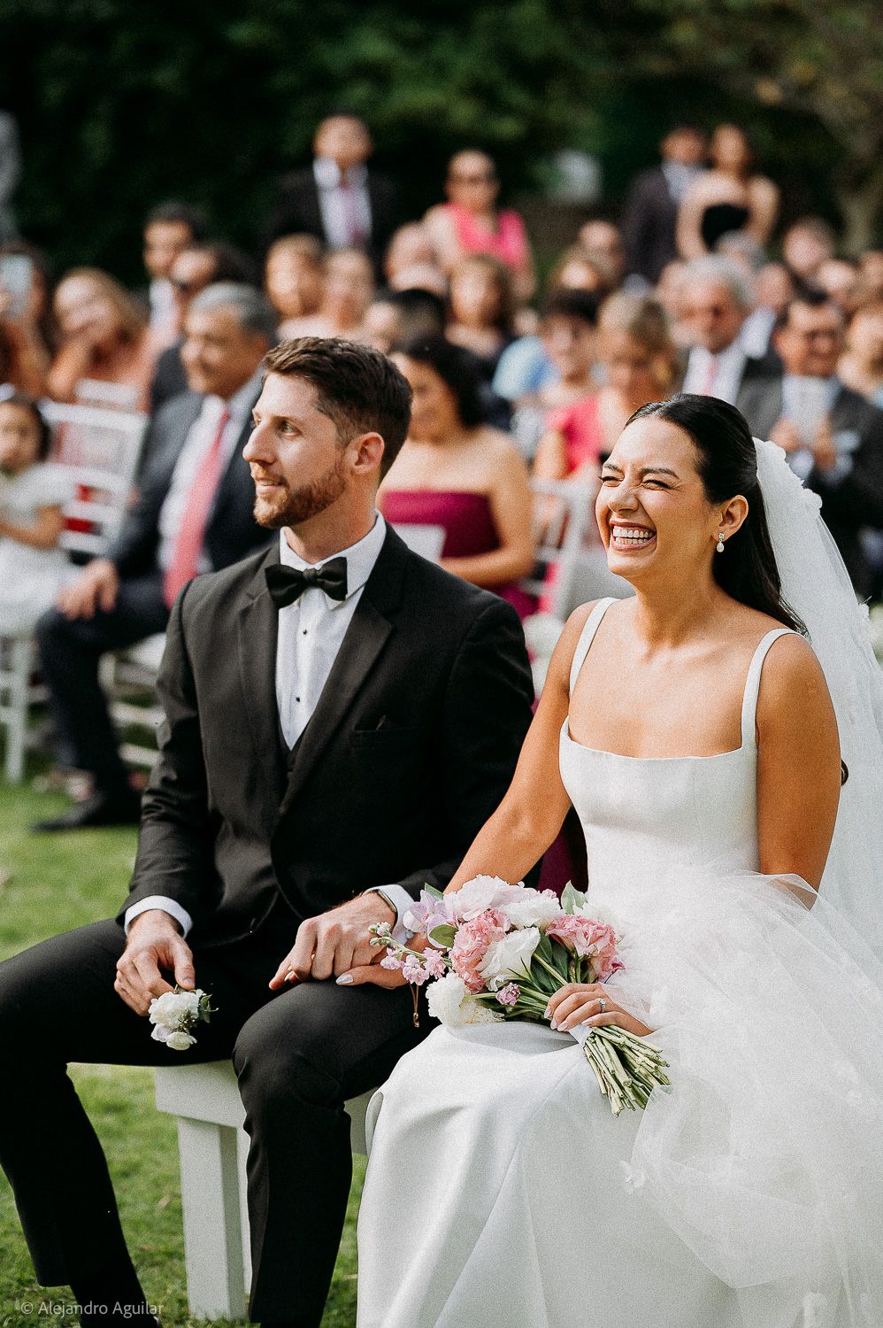 Cami y Robert durante su boda al aire libre.