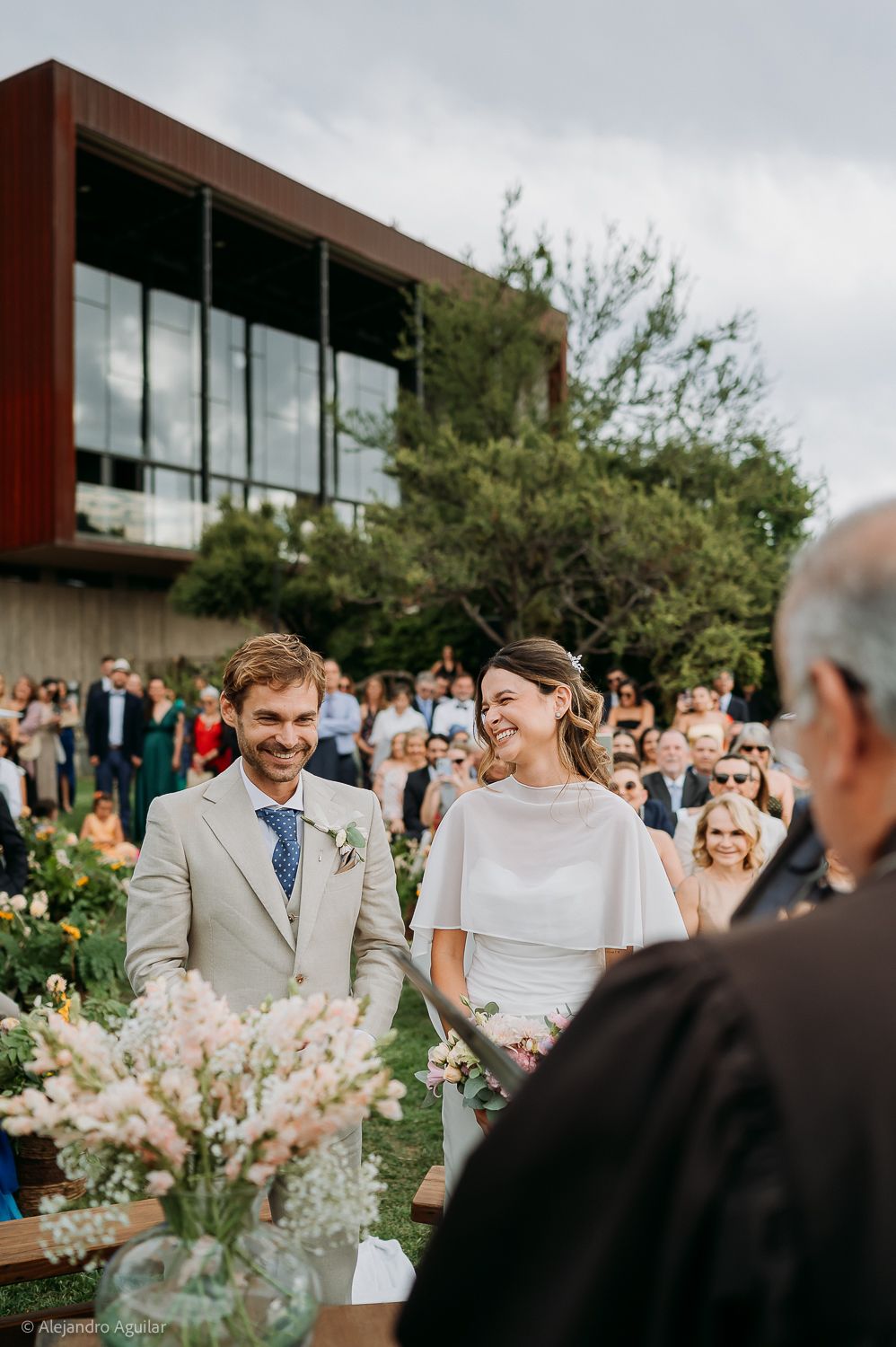 Cami y Robert durante su boda al aire libre.