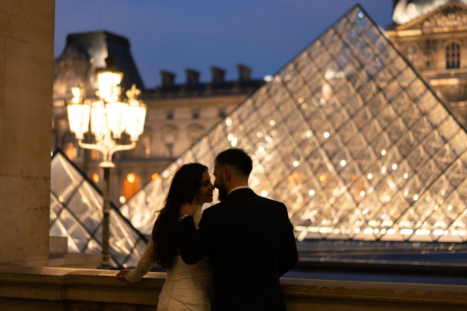 Louvre at night wedding photos, paris wedding photos at the louvre, paris wedding photos at night, paris editorial wedding photos louvre