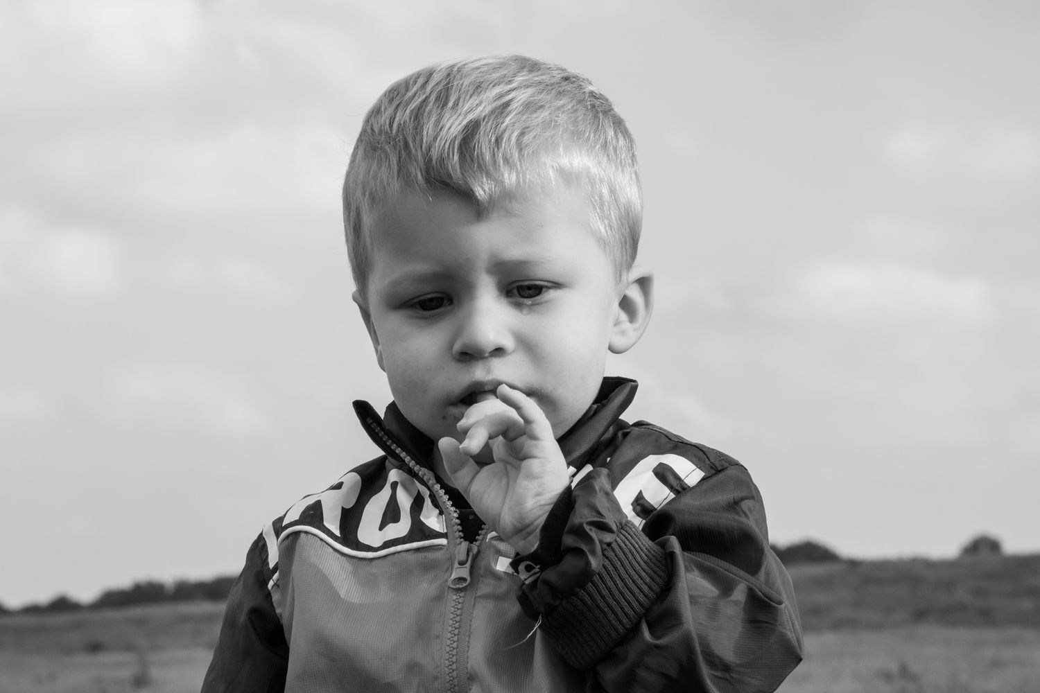 Kinderportret buiten vol echte emotie