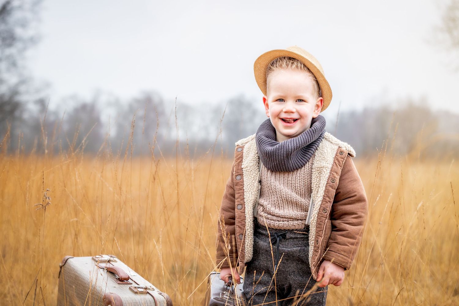 jongetje met hoed. kinderfotografie lemelerveld