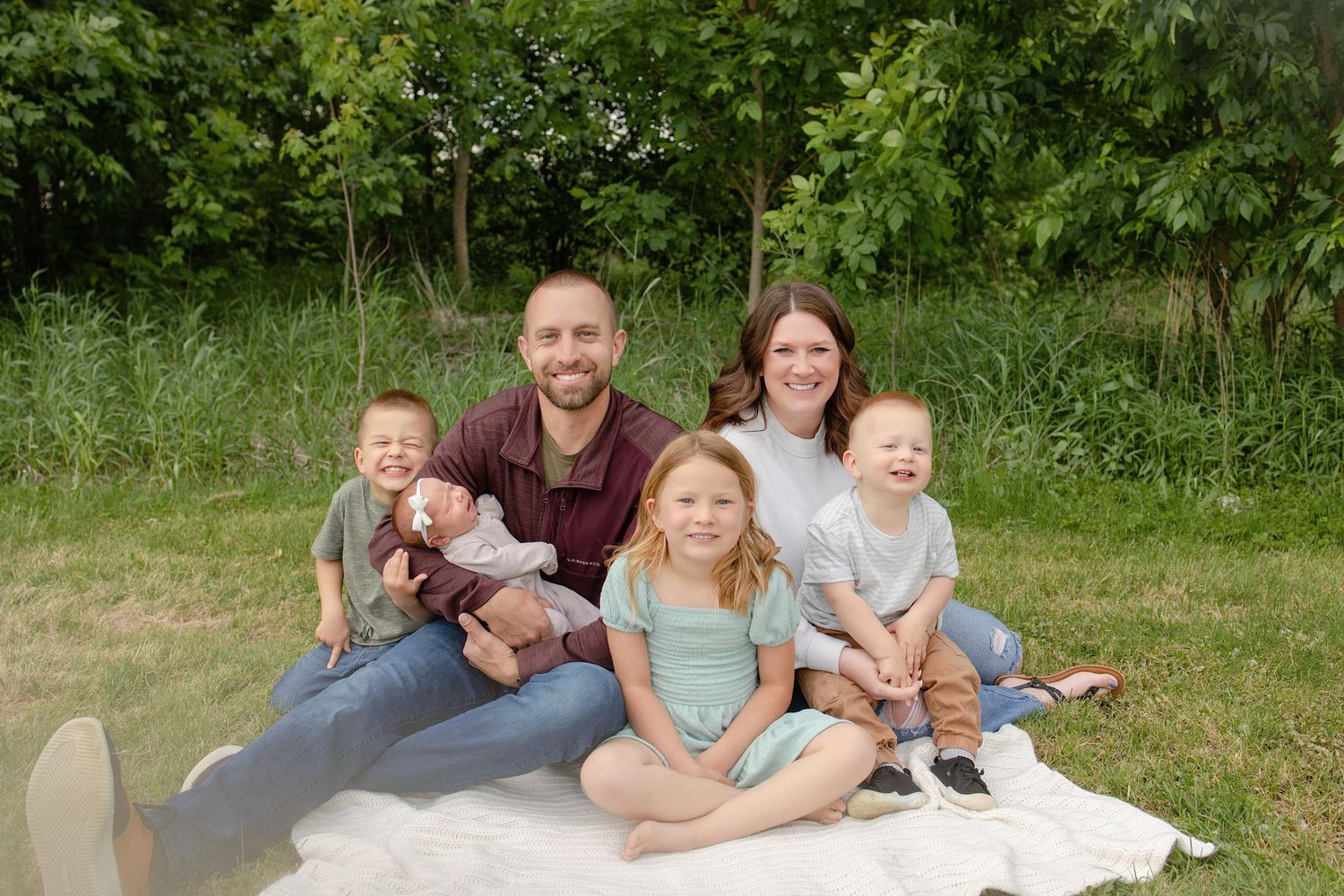 Kendall Kuss Photography Waukesha County family photographer. Family newborn outdoor photos in Ixonia Wisconsin.