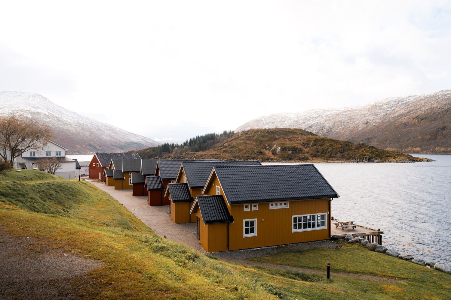 lauklines avec tous ses rorbu au bord du fjord proche de tromso en automne