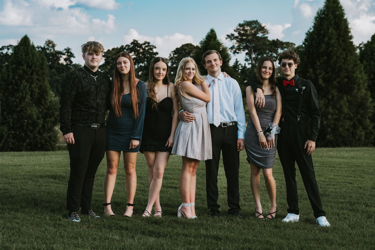 Prom photo of 7 teenagers in a park