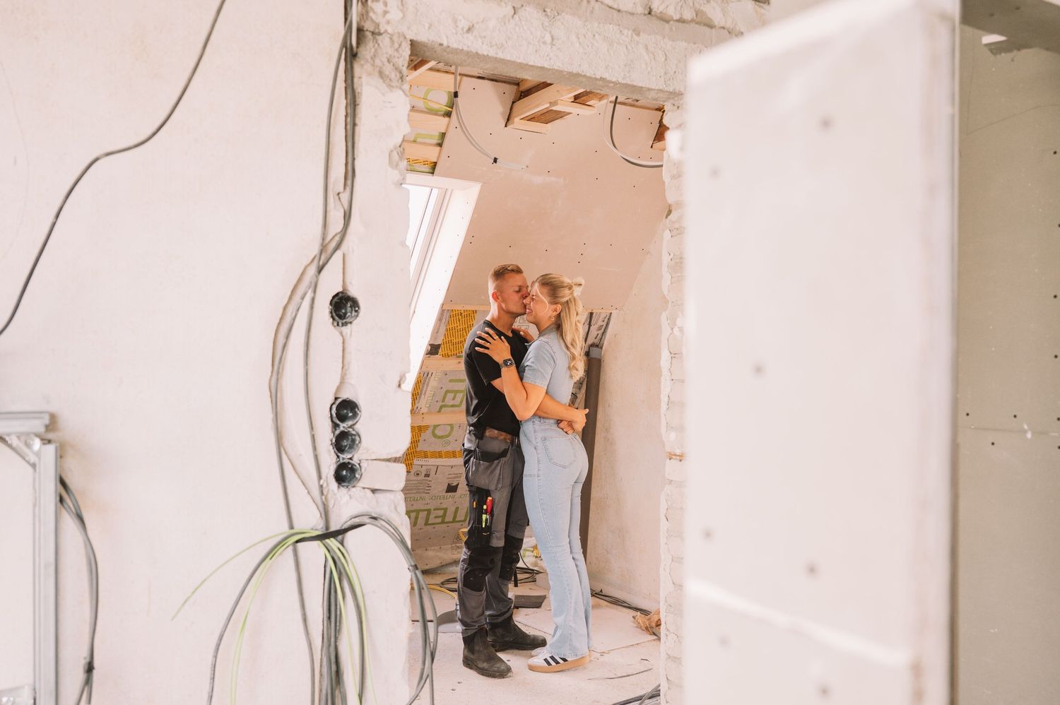 Fotoshooting in Schleswig-Holstein auf der Baustelle von Alina Jochimsen und ihrem Verlobten Mats. Verlobungsbilder für die Ewigkeit