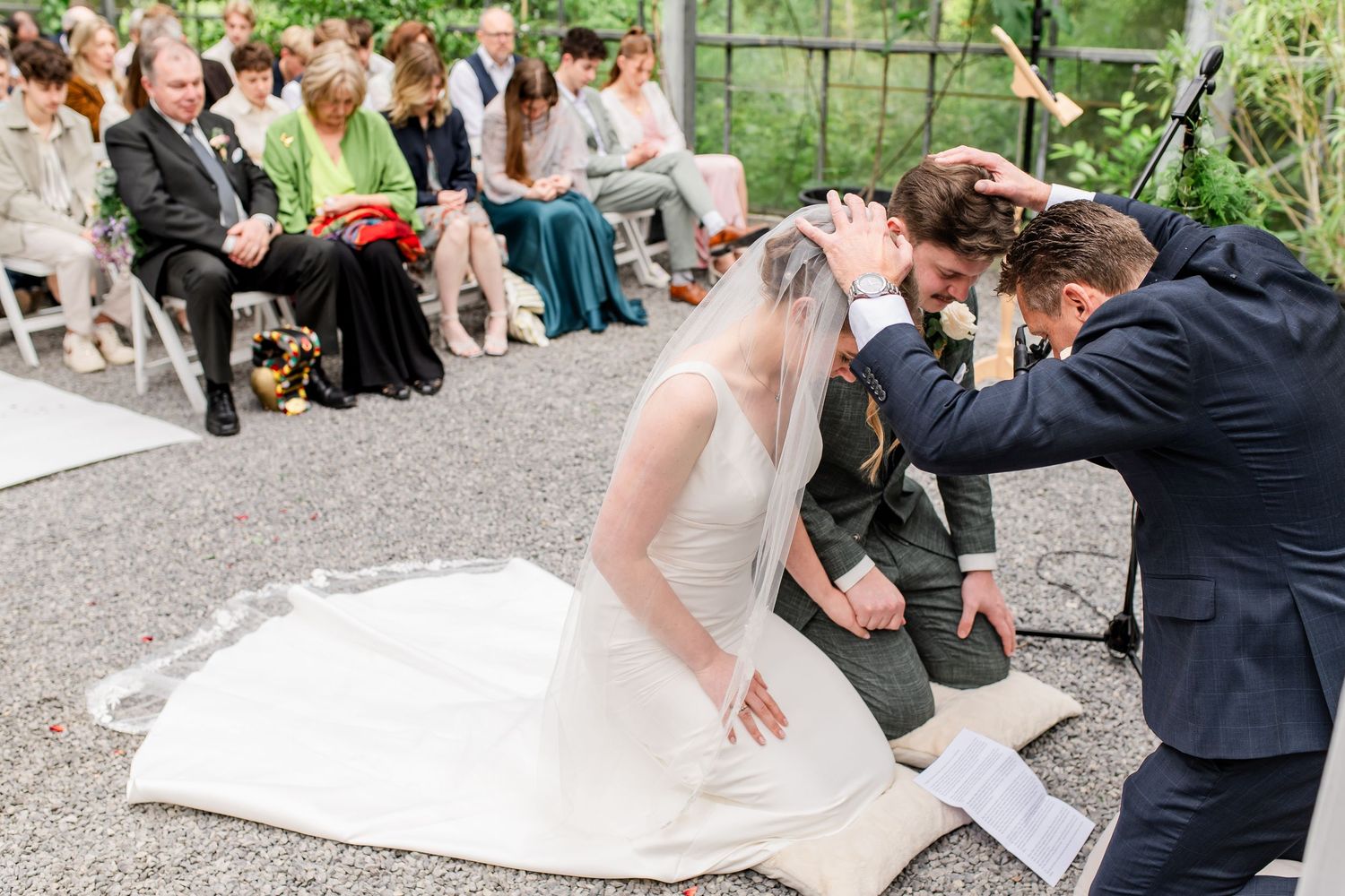Evangelisch bruidspaar dat samen bidt op hun trouwdag