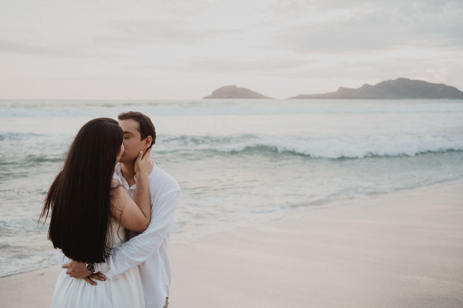 Karla y José durante una sesión de pareja en Mazatlán, caminando juntos de forma natural al atardecer.
