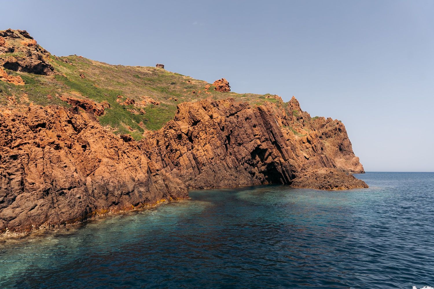 réserve de scandola avec roche rouge et eau turquoise
